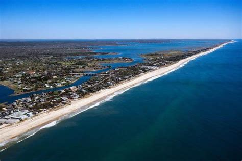 According to Saatchi, it is "home to many artists, has beautiful beaches, waterfront restaurants, country markets, recreational facilities, and an excellent K. . Best places to stay in the hamptons